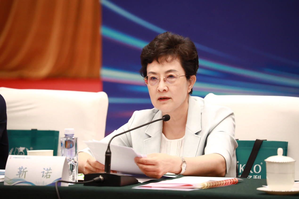 《中國教育技術裝備》編委會主任、中國教育裝備行業協會會長靳諾講話